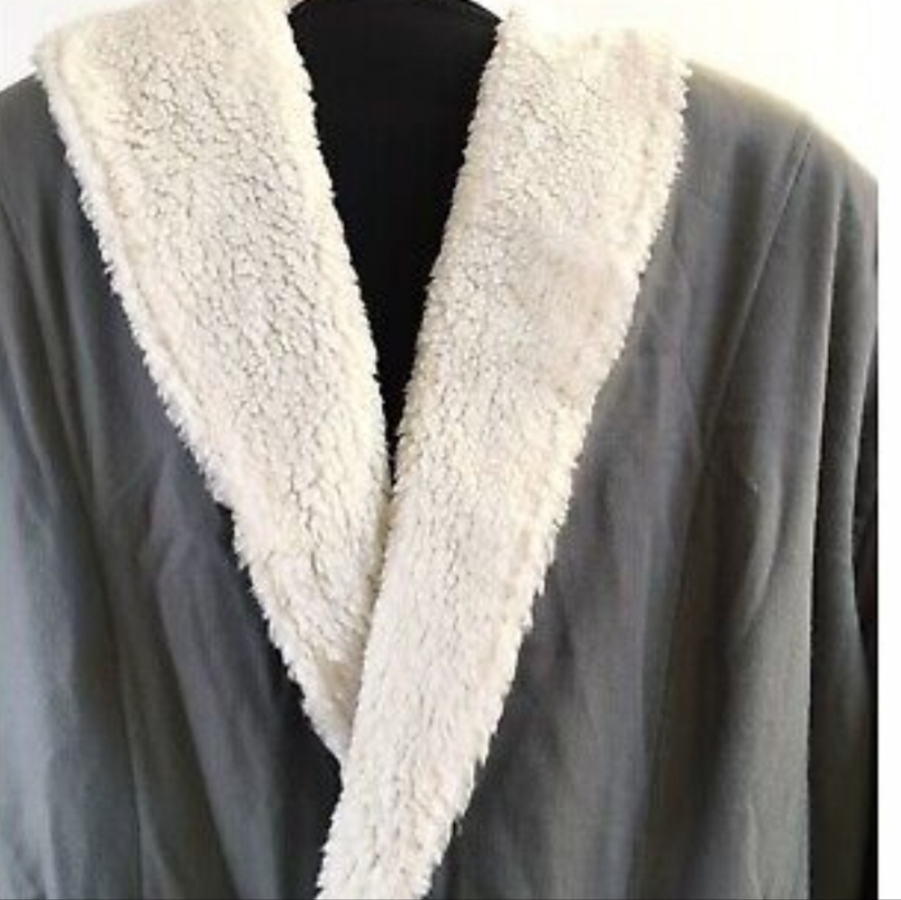 Robe - Picture 4 of 10